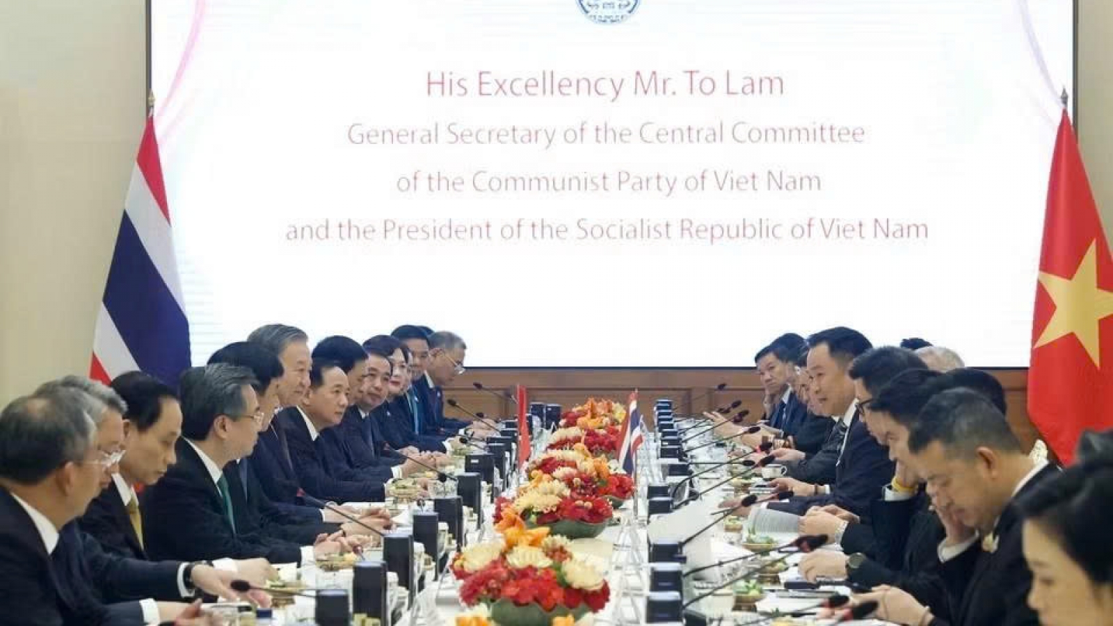 Top Vietnamese leader pushes “Three Connections” strategy in talks with Thai PM